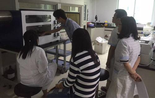 工程師進行軟件安裝與儀器運行調試